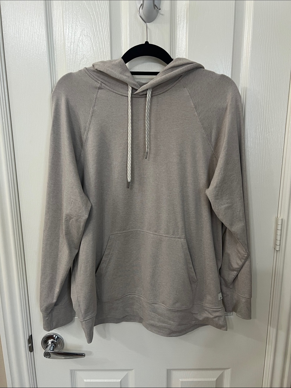 Vuori Halo Oversize Hoodie women’s. Pit to pit 25”.